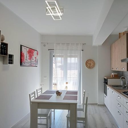 Appartamento Moderno In Centro Citta Sant'Agata di Militello Bagian luar foto